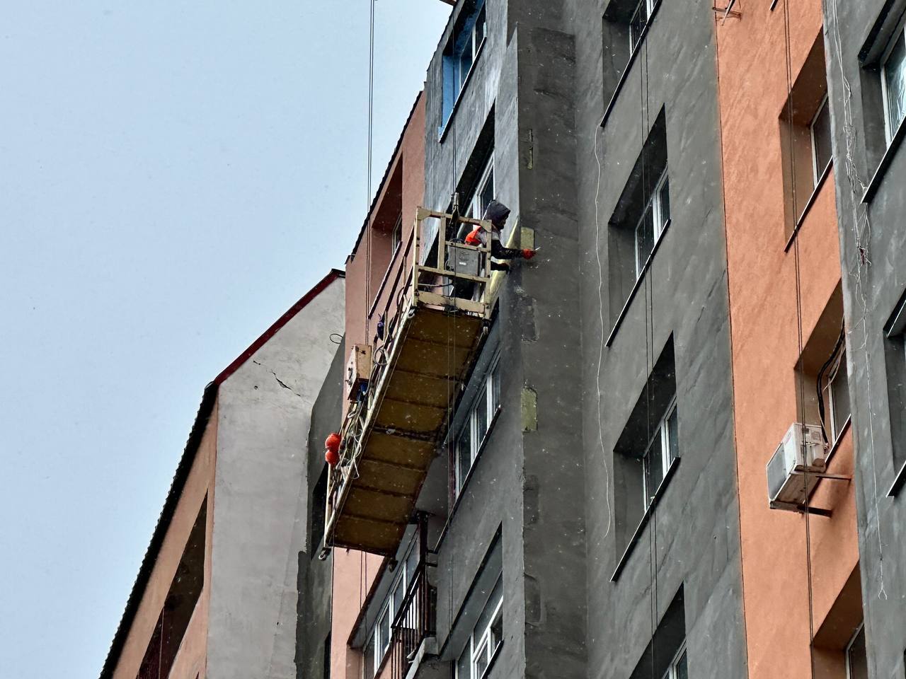 Как выглядит восстановленная после обстрелов многоэтажка на Северной Салтовке.