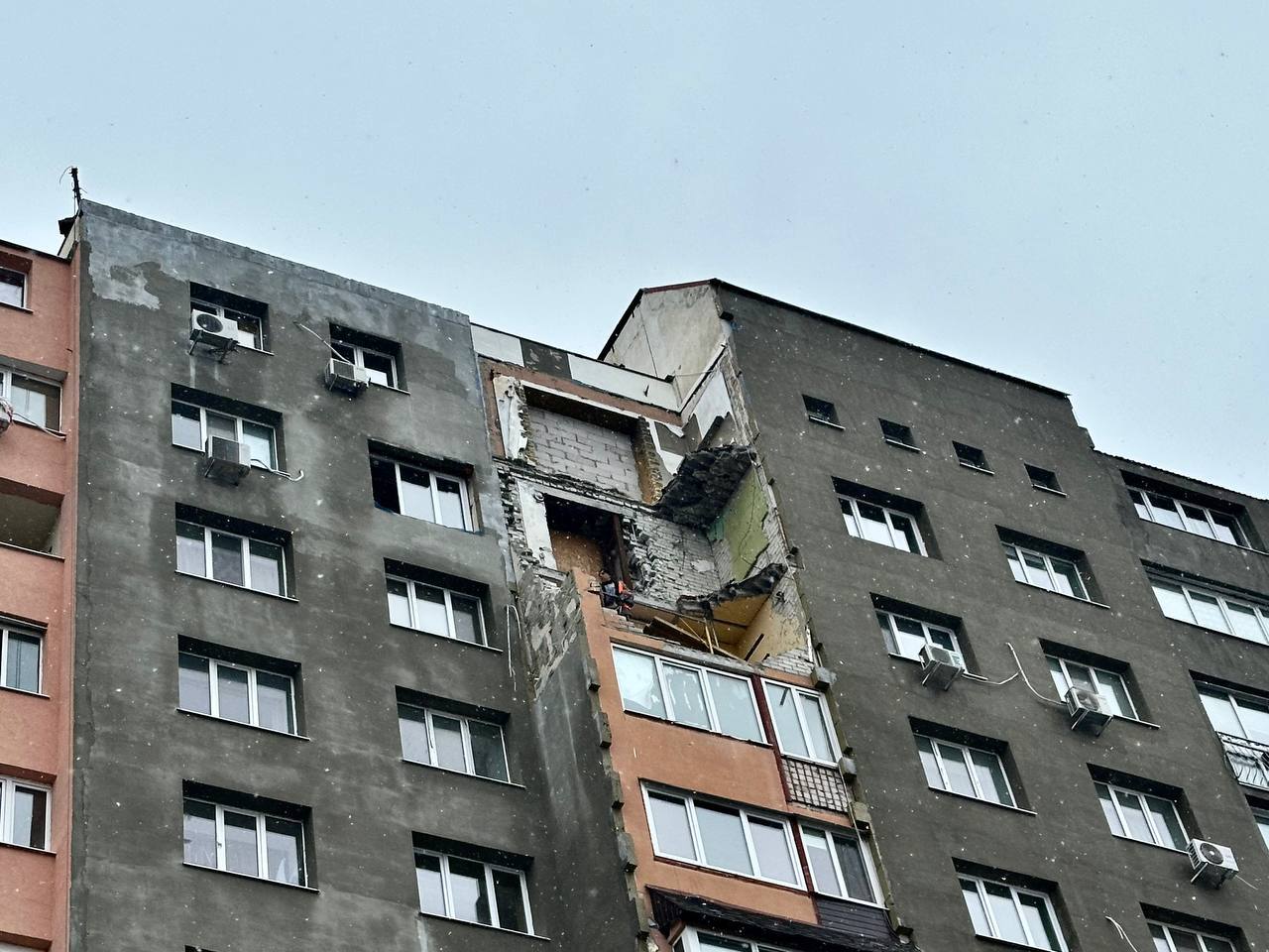 Как выглядит восстановленная после обстрелов многоэтажка на Северной Салтовке.