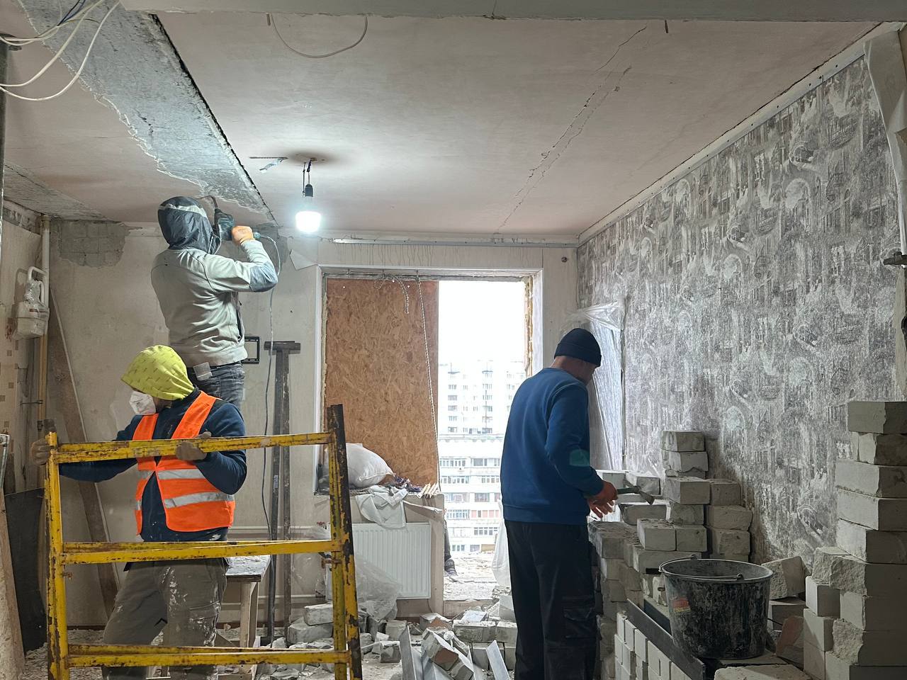 Как выглядит восстановленная после обстрелов многоэтажка на Северной Салтовке.