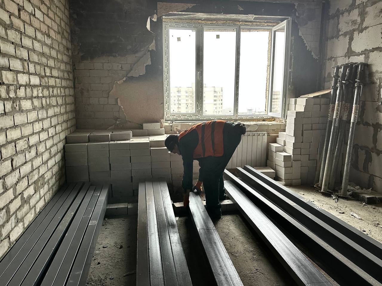 Как выглядит восстановленная после обстрелов многоэтажка на Северной Салтовке.