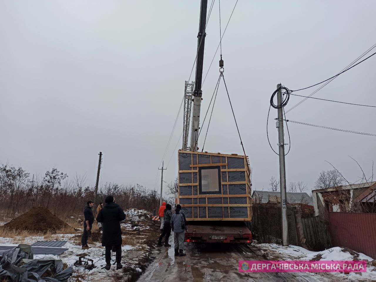 Под Харьковом американцы устанавливают модульные дома для потерявших жилье украинцев.