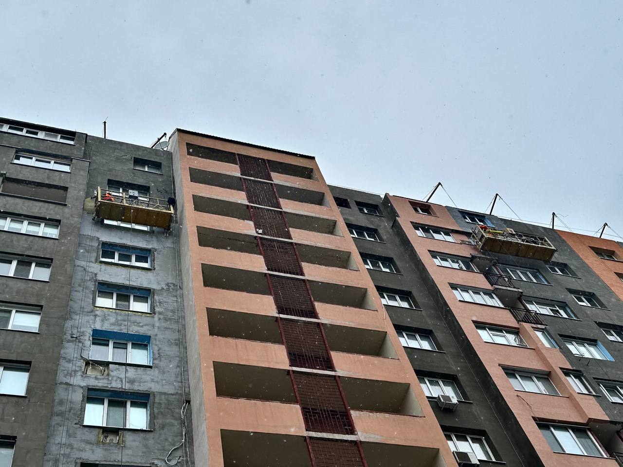 Как выглядит восстановленная после обстрелов многоэтажка на Северной Салтовке.