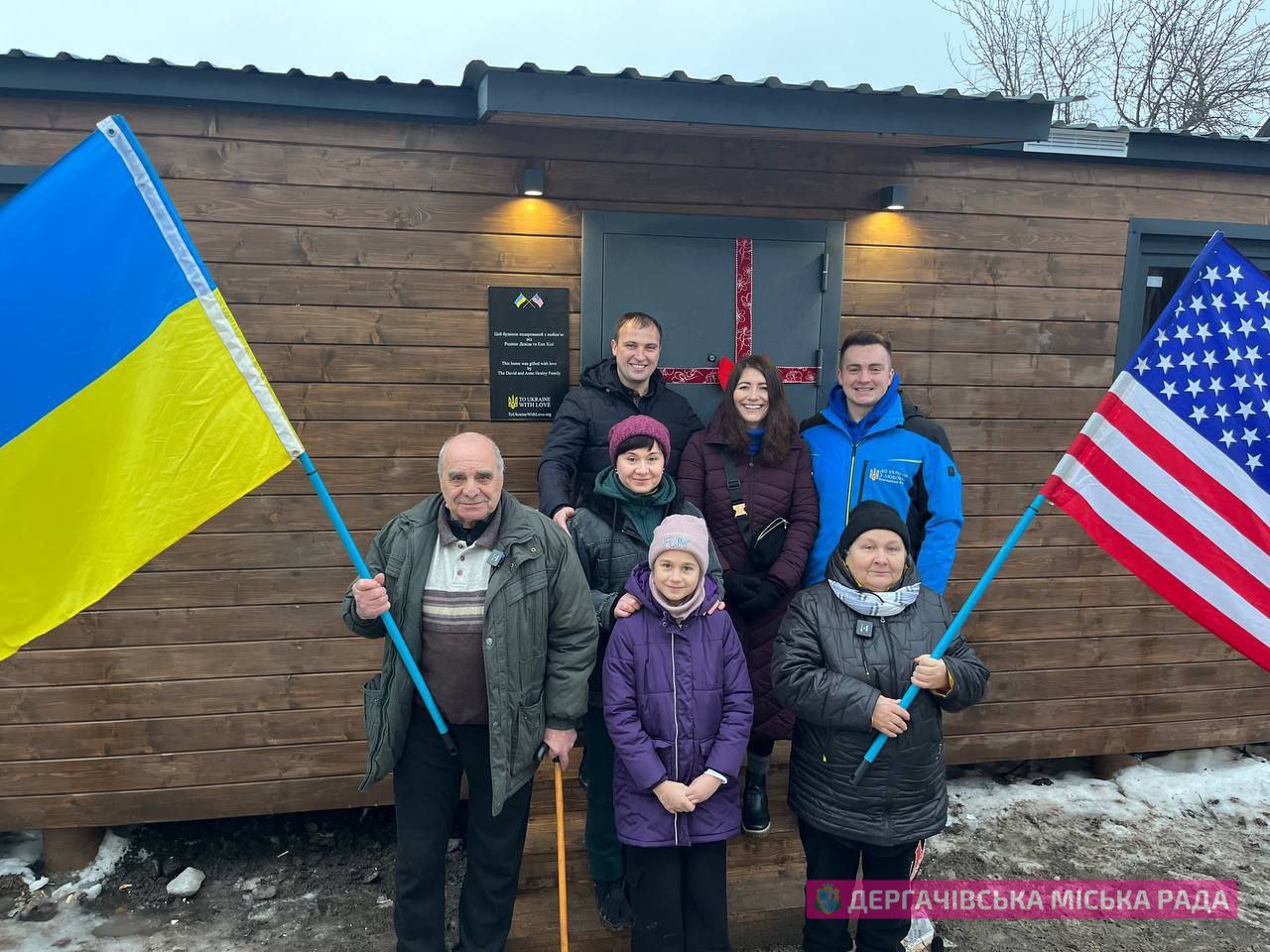 Под Харьковом американцы устанавливают модульные дома для потерявших жилье украинцев.