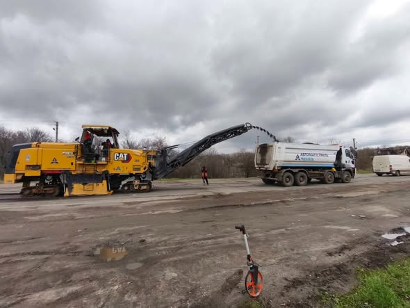 На окружной Харькова ремонтируют дорогу.