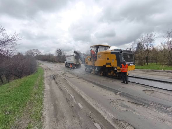 На окружной Харькова ремонтируют дорогу.