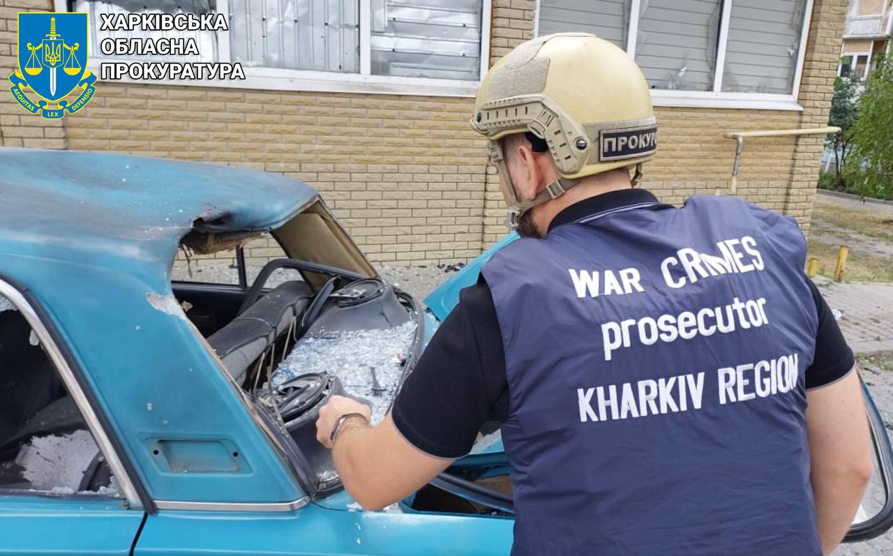 В центре Купянск российский дрон обстрелял автомобиль пенсионера.