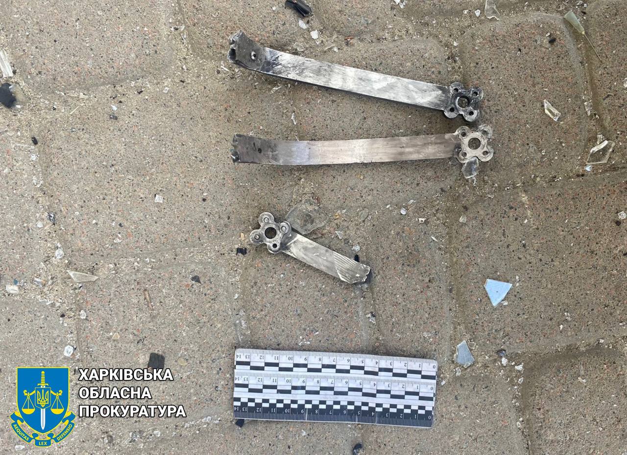 В центре Купянск российский дрон обстрелял автомобиль пенсионера.