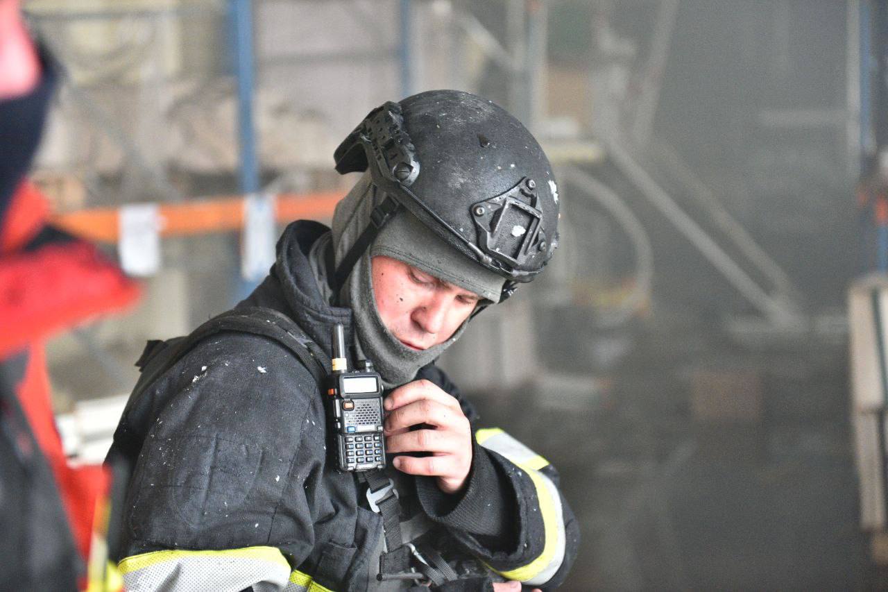 Внаслідок обстрілу друкарні у Харкові є загиблі та поранені.