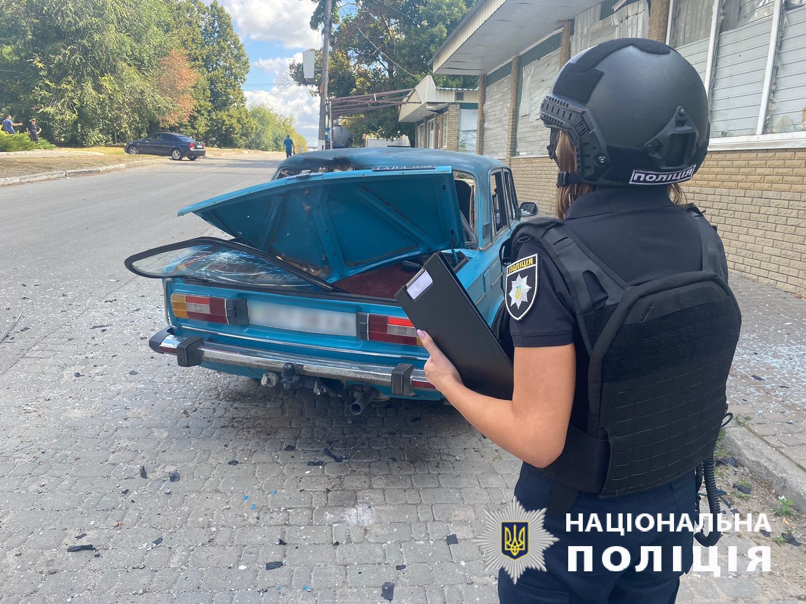 В центре Купянск российский дрон обстрелял автомобиль пенсионера.