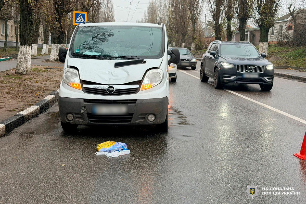 На проспекті Любові Малої Opel збив жінку на пішохідному переході.
