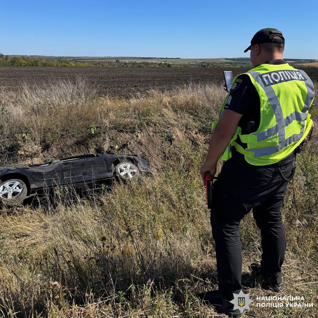 Под Харьковом Volkswagen слетел с дороги и перевернулся, пострадал двухлетний пассажир.