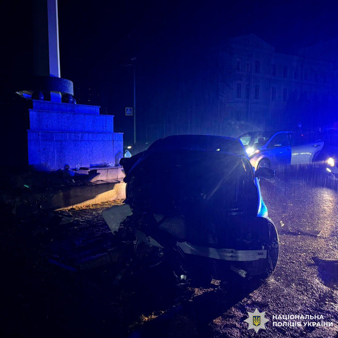 У центрі Харкова BMW влетів до пам'ятника: четверо постраждалих.