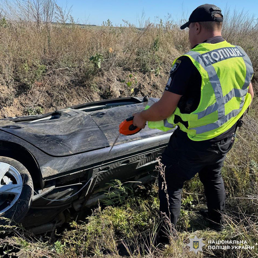 Под Харьковом Volkswagen слетел с дороги и перевернулся, пострадал двухлетний пассажир.
