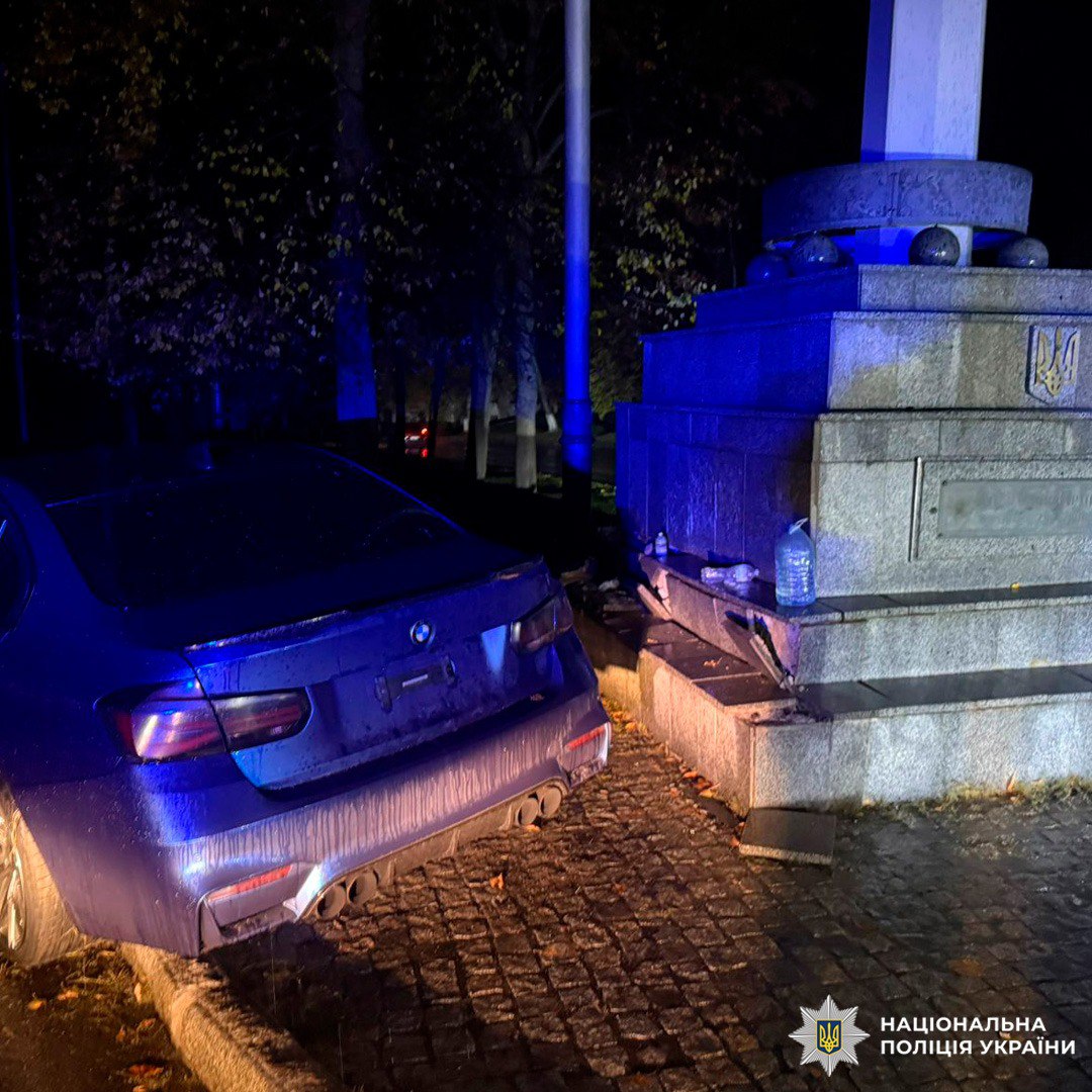 У центрі Харкова BMW влетів до пам'ятника: четверо постраждалих.