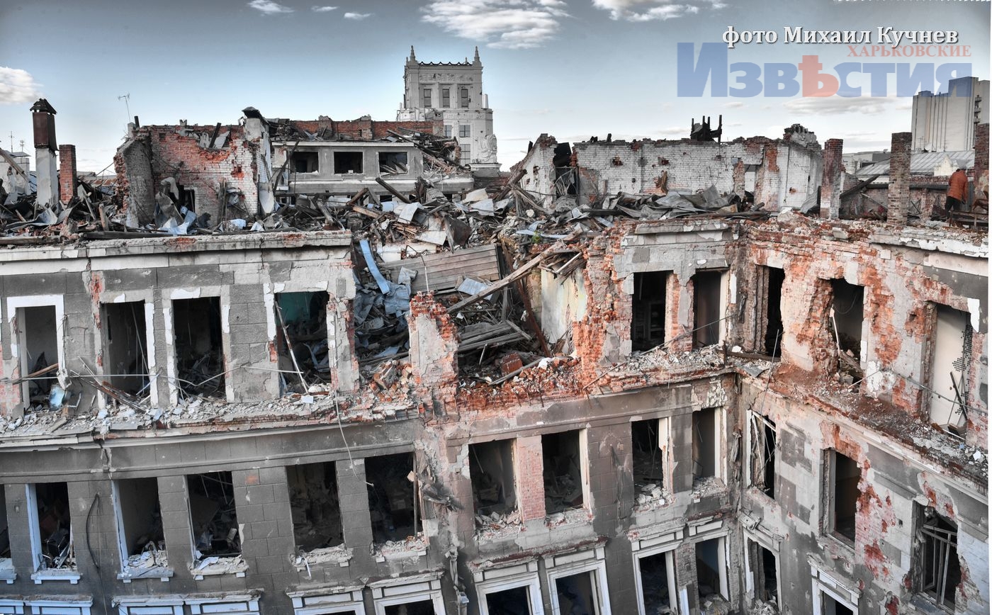 Как выглядит Дворец Труда в Харькове после российских обстрелов.