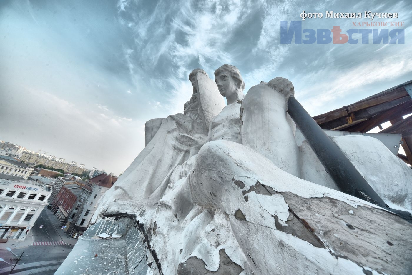 Как выглядит Дворец Труда в Харькове после российских обстрелов.