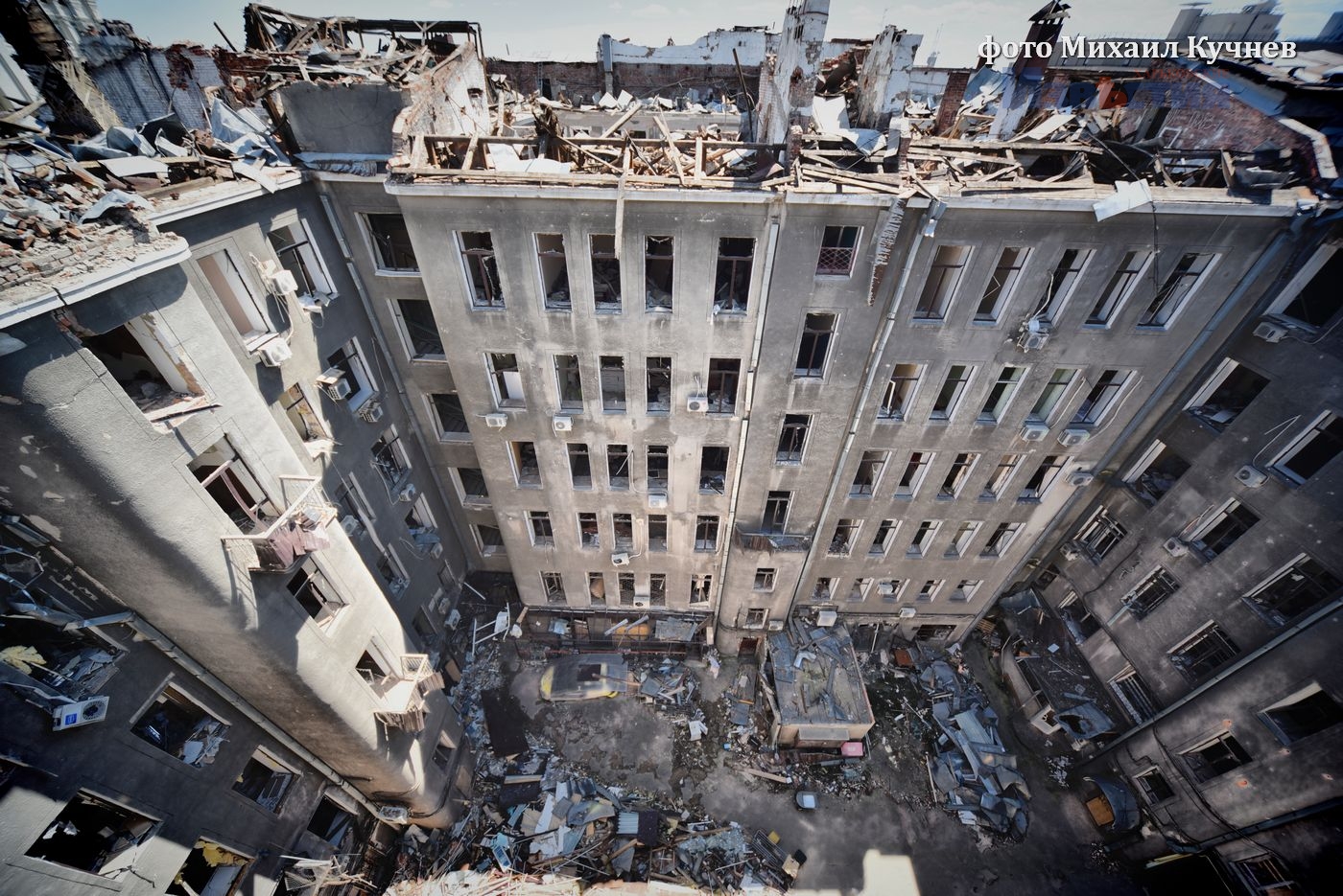 Как выглядит Дворец Труда в Харькове после российских обстрелов.