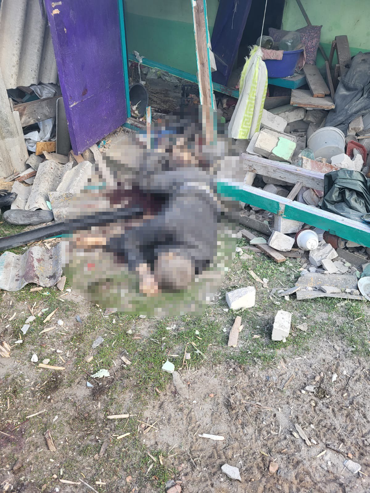 Правоохоронці показали фото обстрілу Дворічної, де загинули чоловік та жінка.