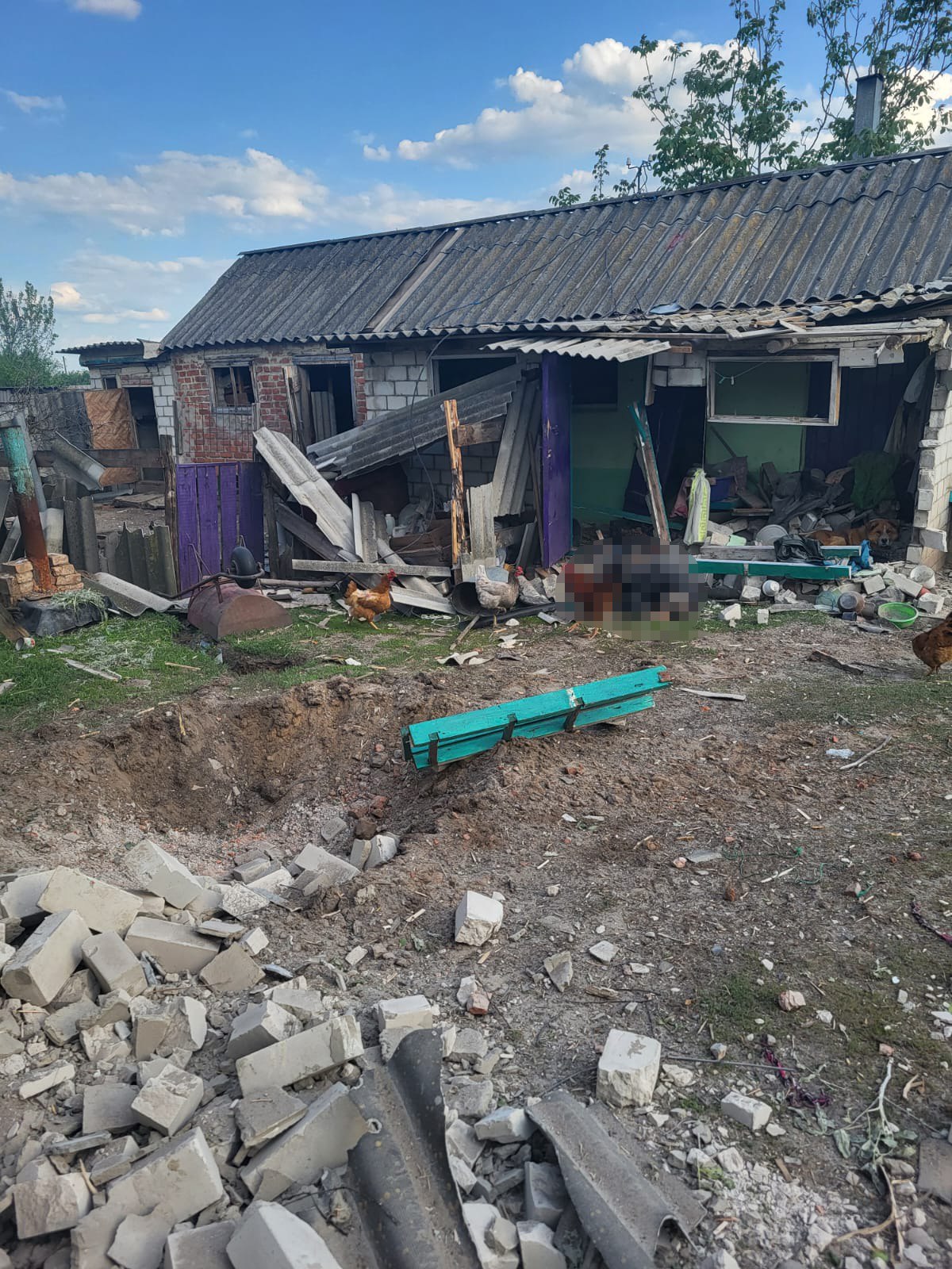 Правоохоронці показали фото обстрілу Дворічної, де загинули чоловік та жінка.