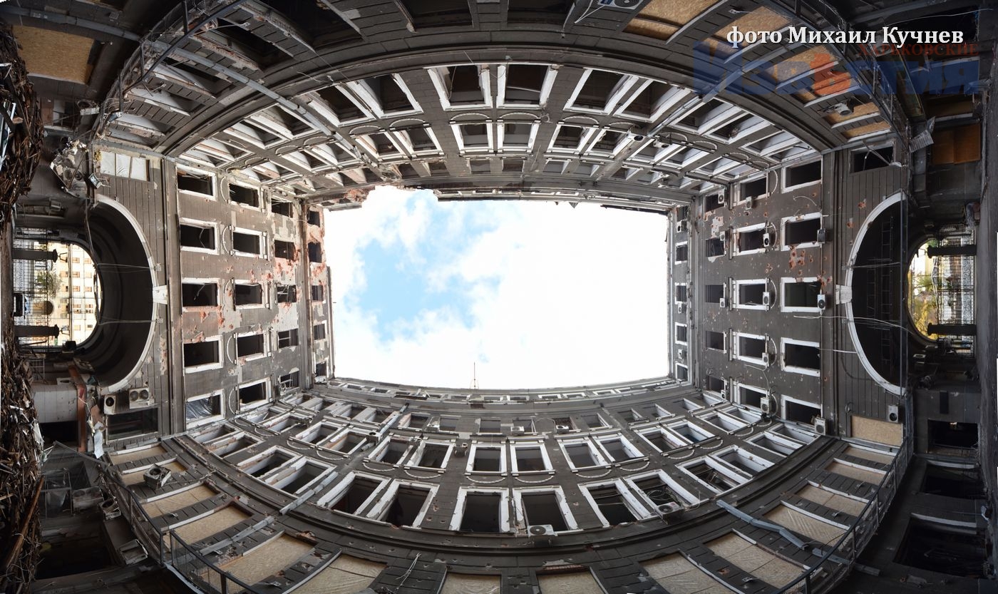 Как выглядит Дворец Труда в Харькове после российских обстрелов.