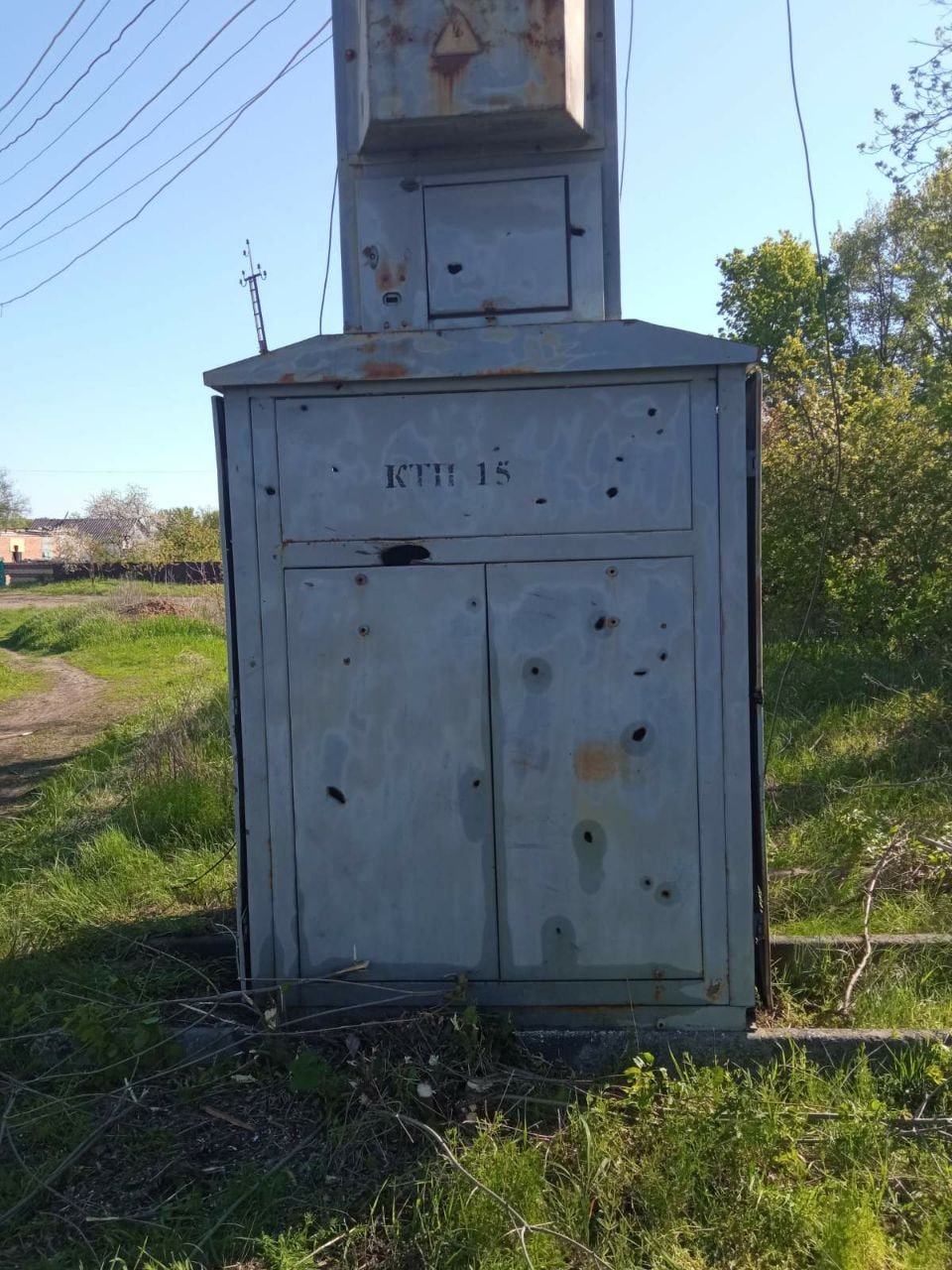 В Чугуеве после ночного обстрела восстанавливают электроснабжение.
