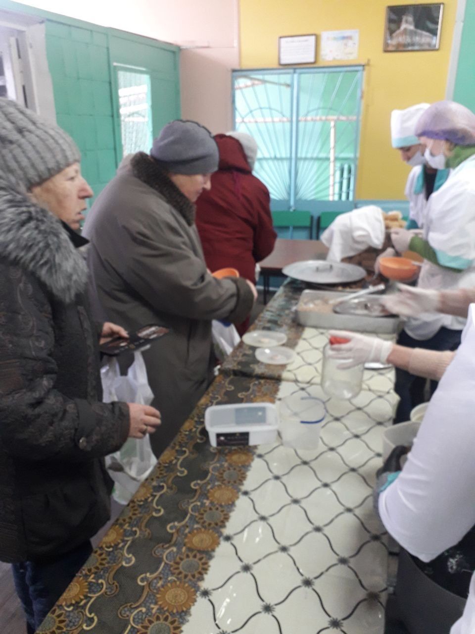 Чем кормят: в Харькове открылись пункты выдачи горячей пищи.