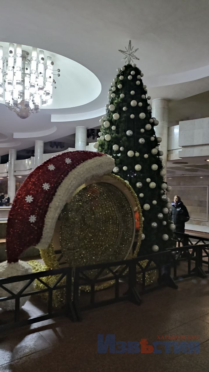 У Харкові у метро встановили новорічну ялинку.