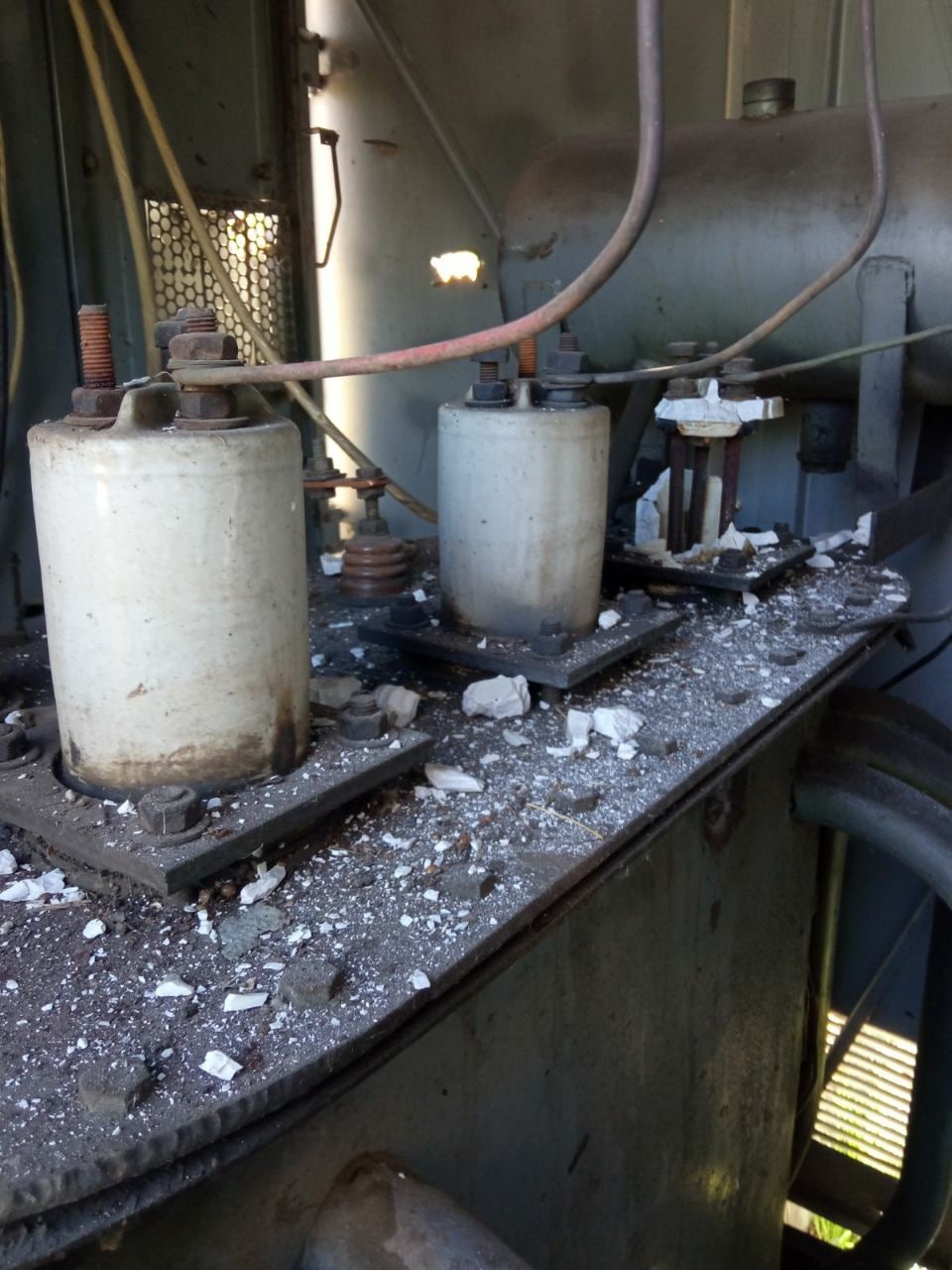 В Чугуеве после ночного обстрела восстанавливают электроснабжение.