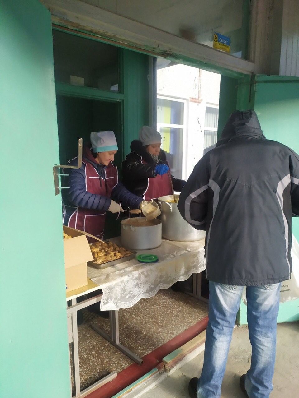 Чем кормят: в Харькове открылись пункты выдачи горячей пищи.
