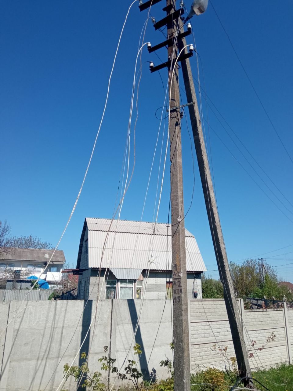 В Чугуеве после ночного обстрела восстанавливают электроснабжение.