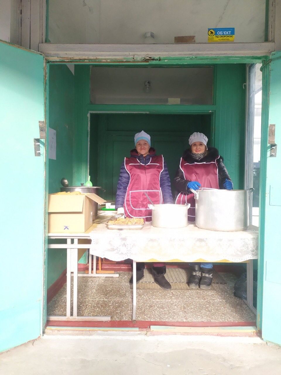 Чем кормят: в Харькове открылись пункты выдачи горячей пищи.