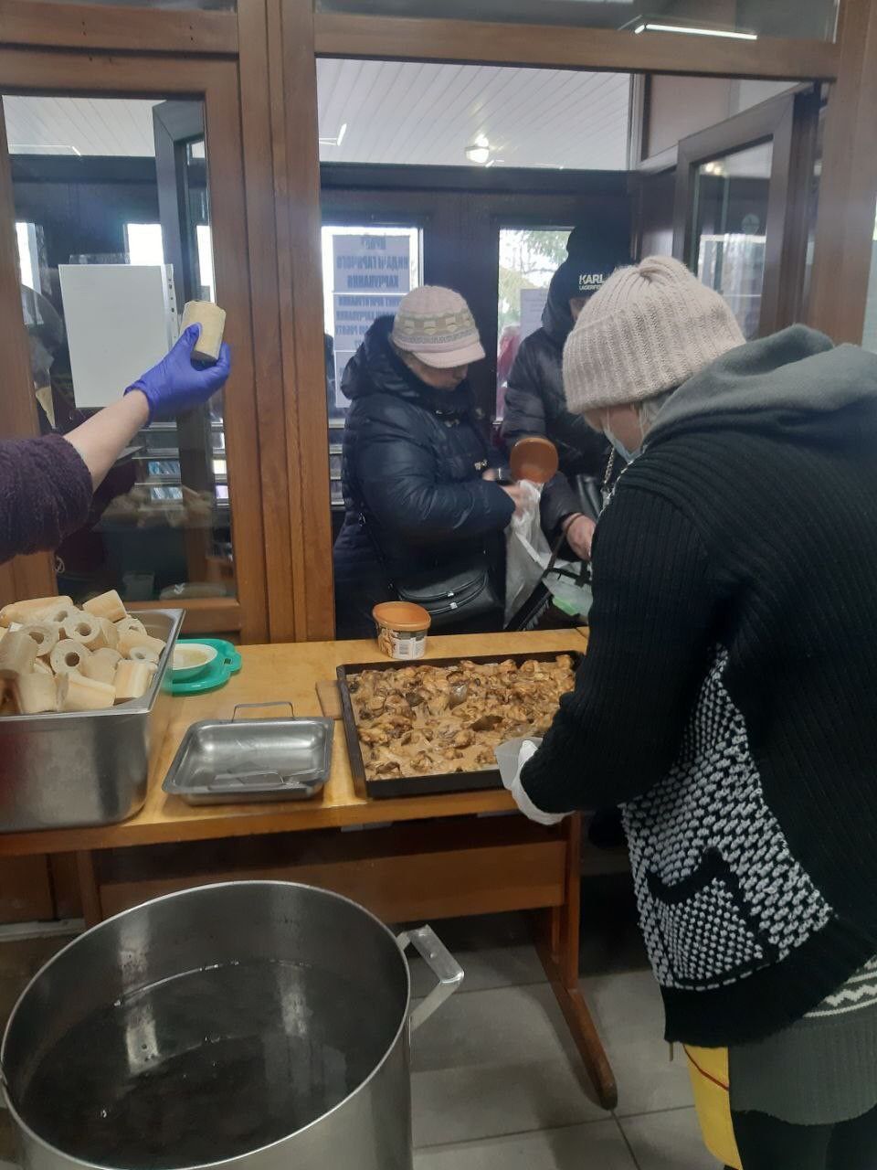 Чем кормят: в Харькове открылись пункты выдачи горячей пищи.