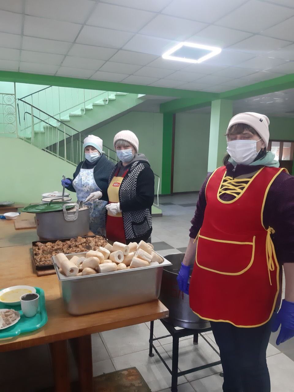 Чем кормят: в Харькове открылись пункты выдачи горячей пищи.