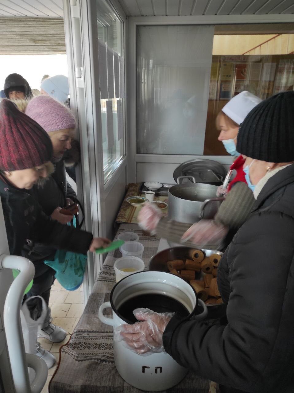 Чем кормят: в Харькове открылись пункты выдачи горячей пищи.