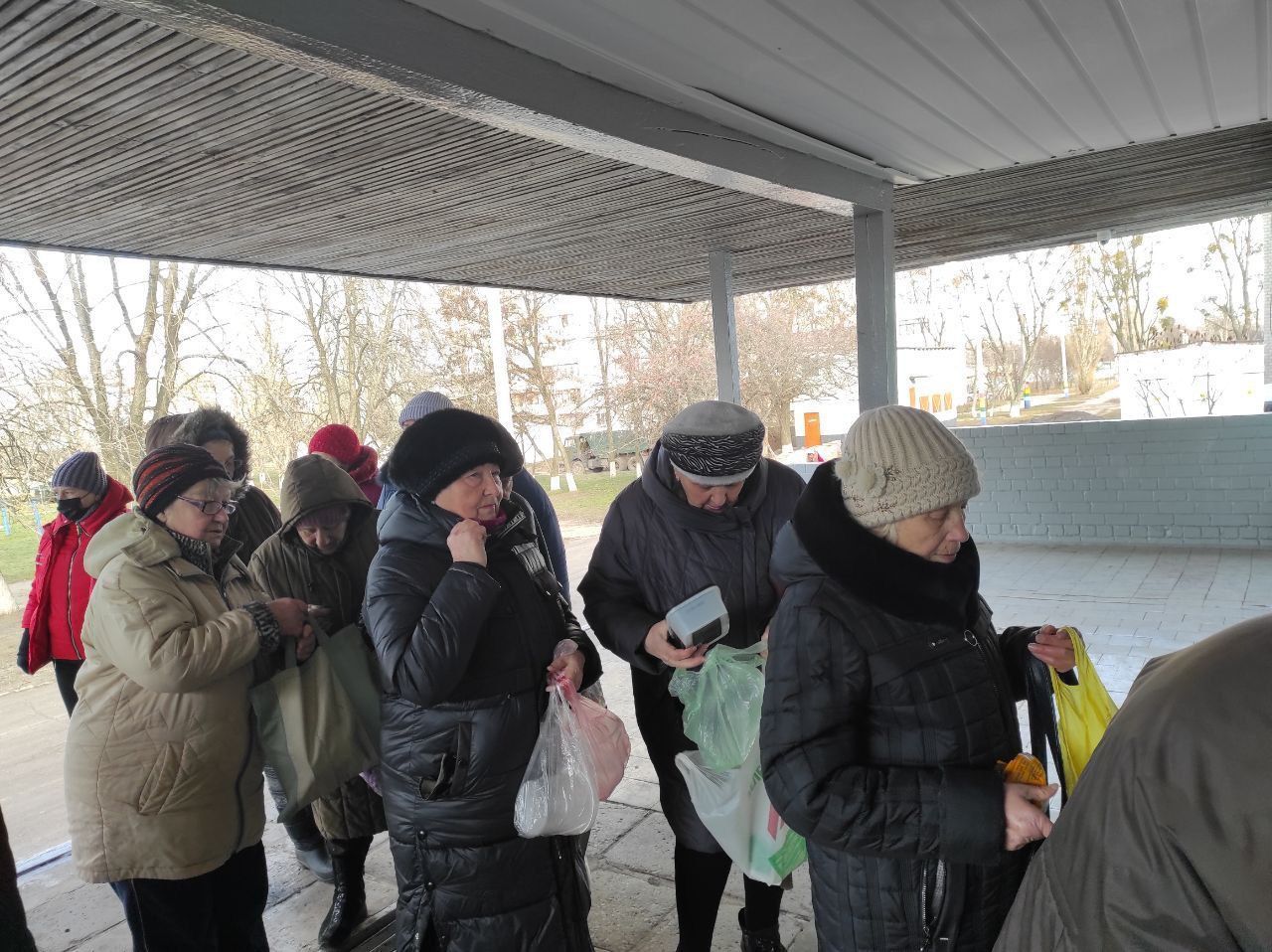 Чем кормят: в Харькове открылись пункты выдачи горячей пищи.