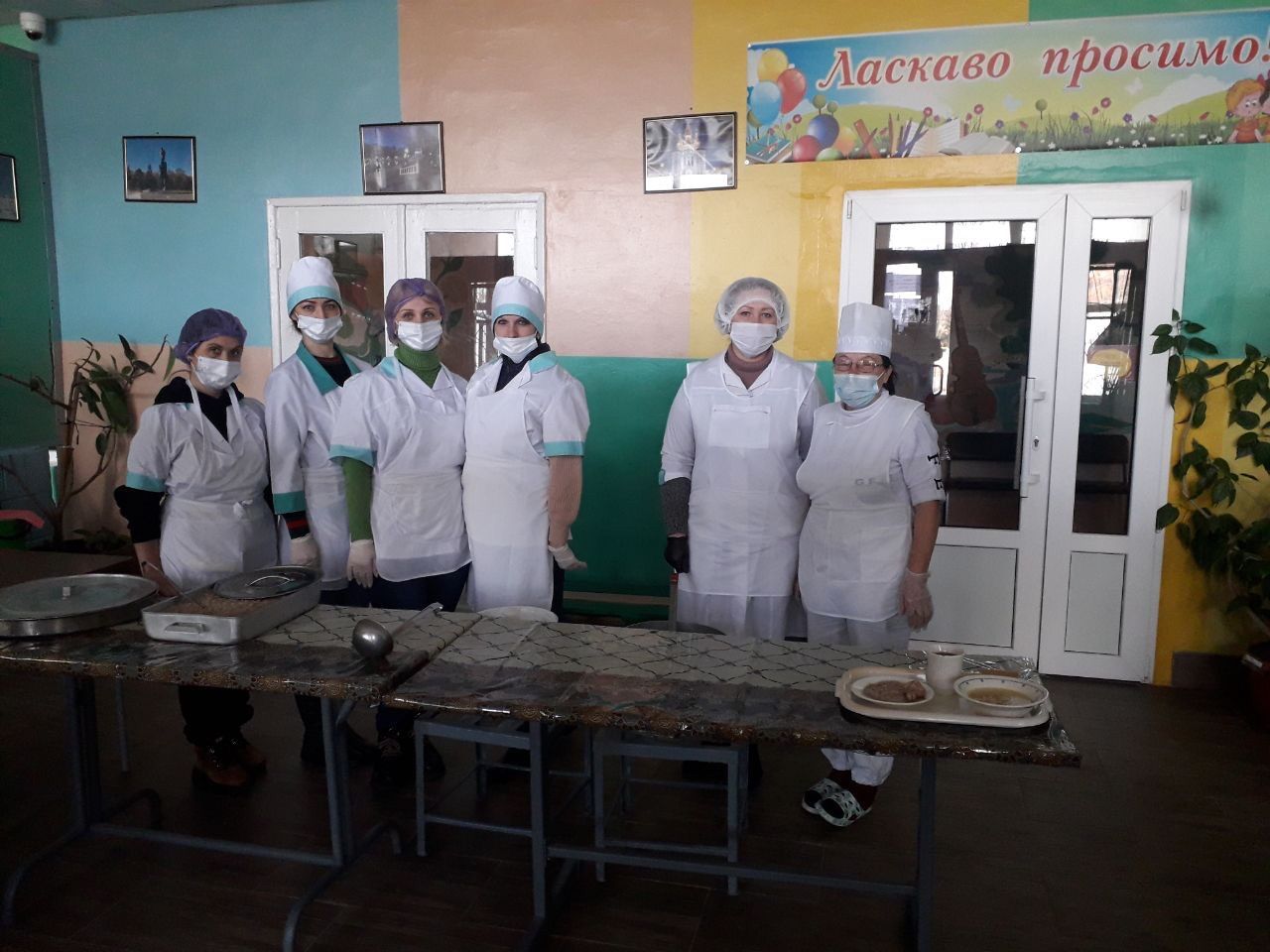 Чем кормят: в Харькове открылись пункты выдачи горячей пищи.