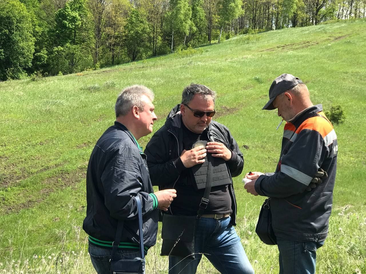 В Харьковской области энергетик подорвался на мине.