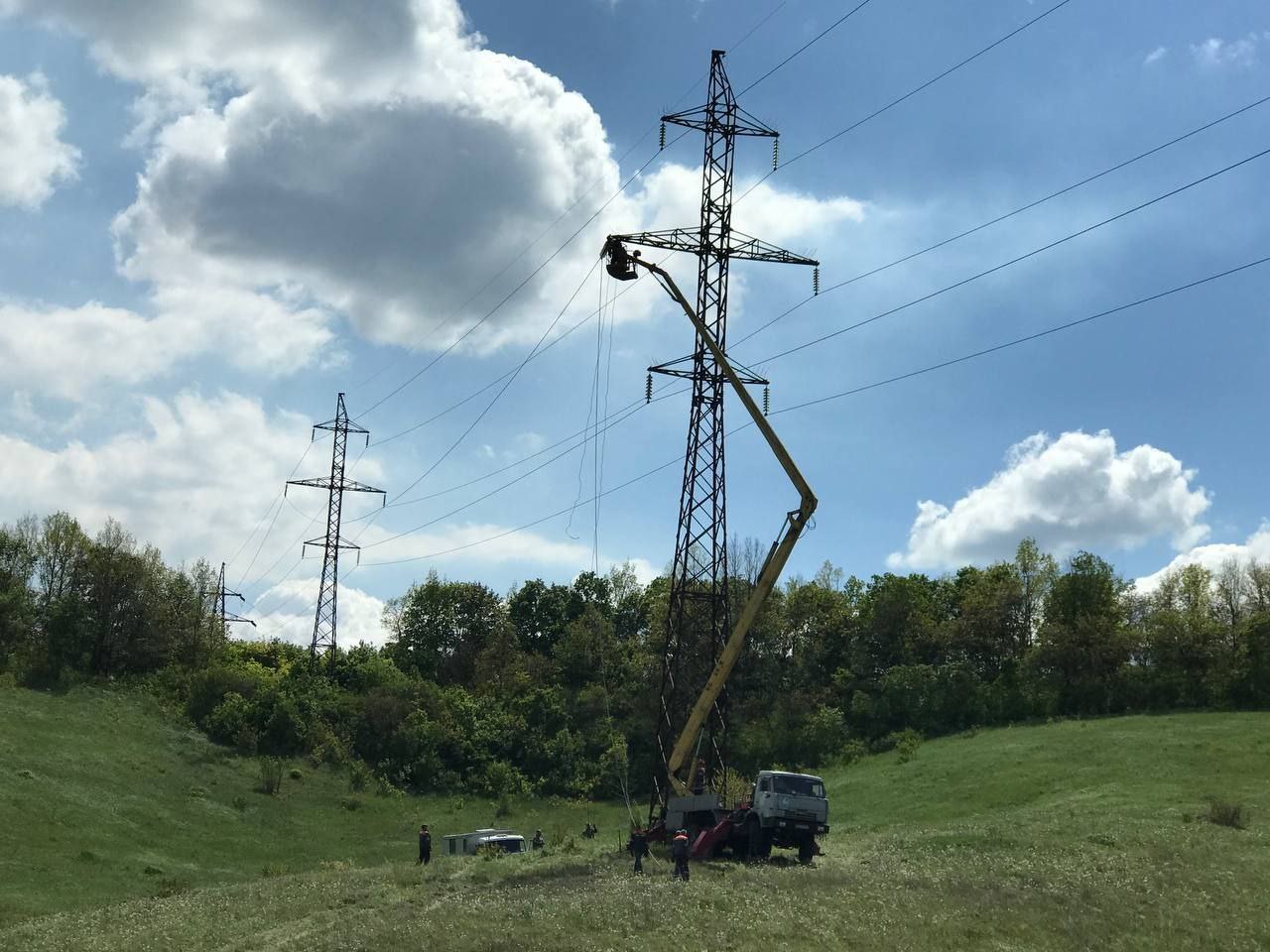 В Харьковской области энергетик подорвался на мине.