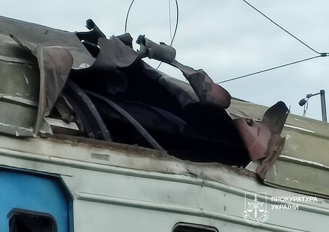 Российский дрон ударил по электричке под Харьковом: погиб человек, есть пострадавшие.