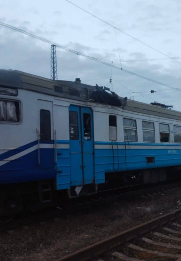 Российский дрон ударил по электричке под Харьковом: погиб человек, есть пострадавшие.