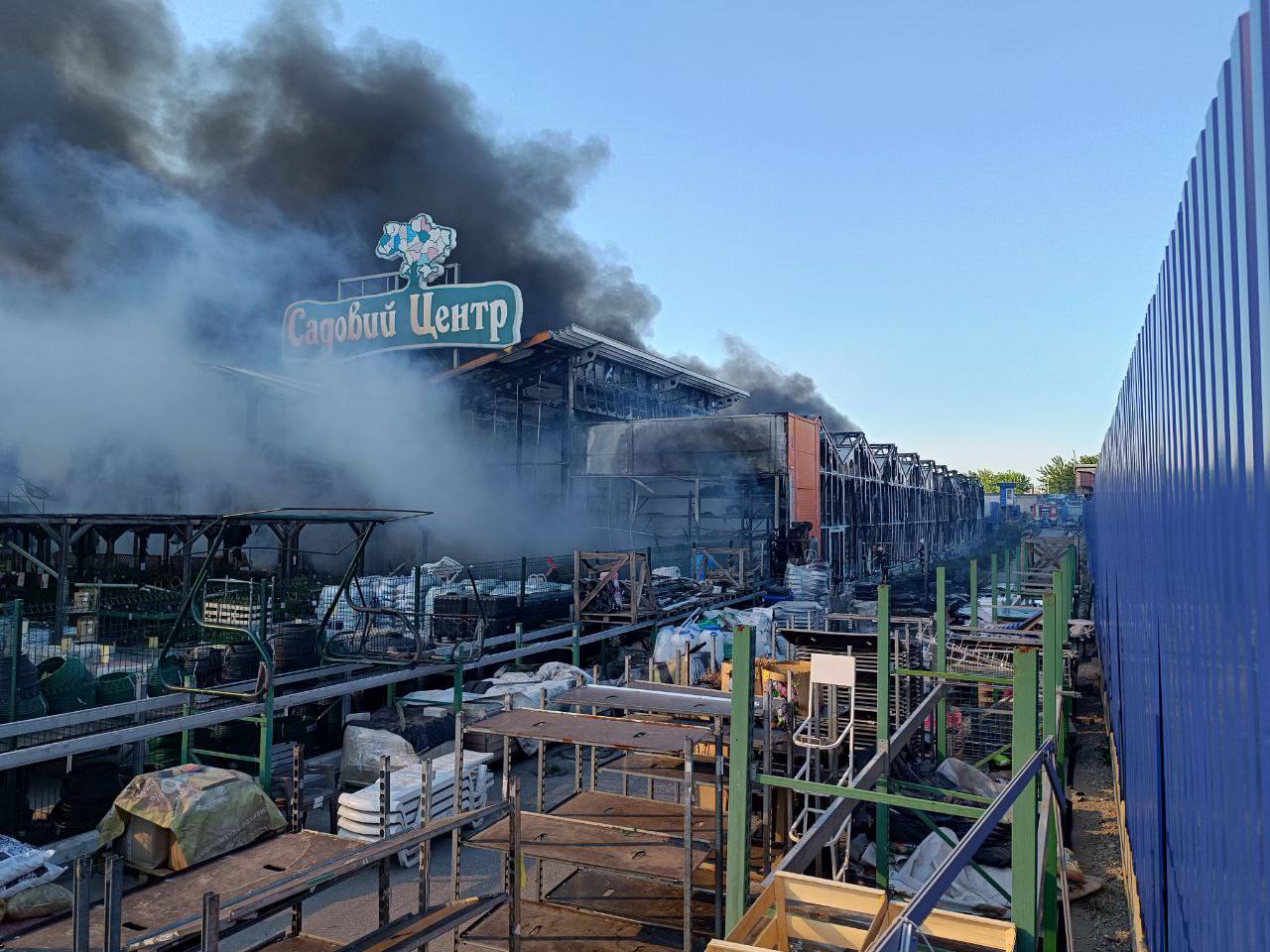 Щонайменше двоє загиблих, понад 20 поранених: Росія вдарила по будівельному гіпермаркету в Харкові.