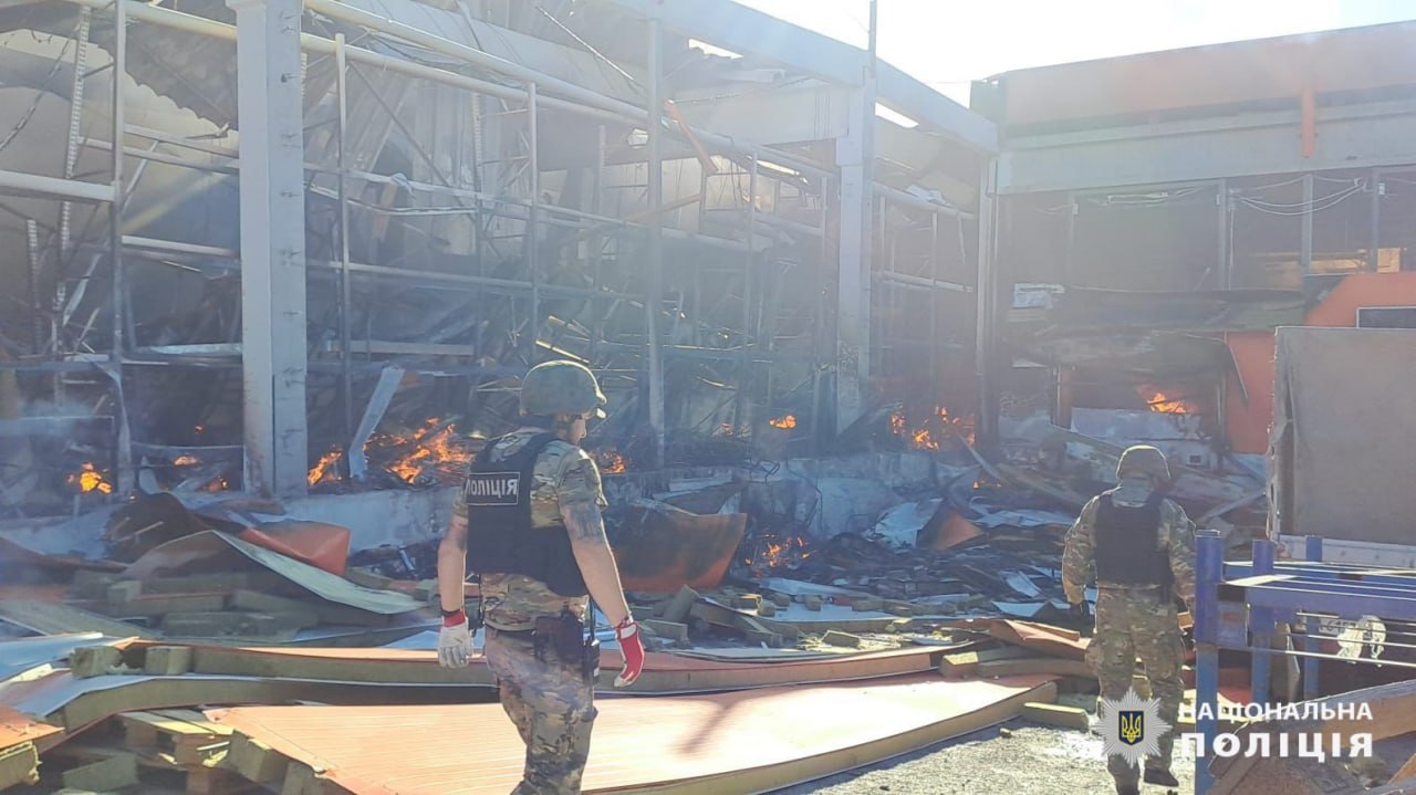 Мінімум двоє загиблих, понад 20 поранених: Росія вдарила по будівельному гіпермаркету у Харкові фото 1