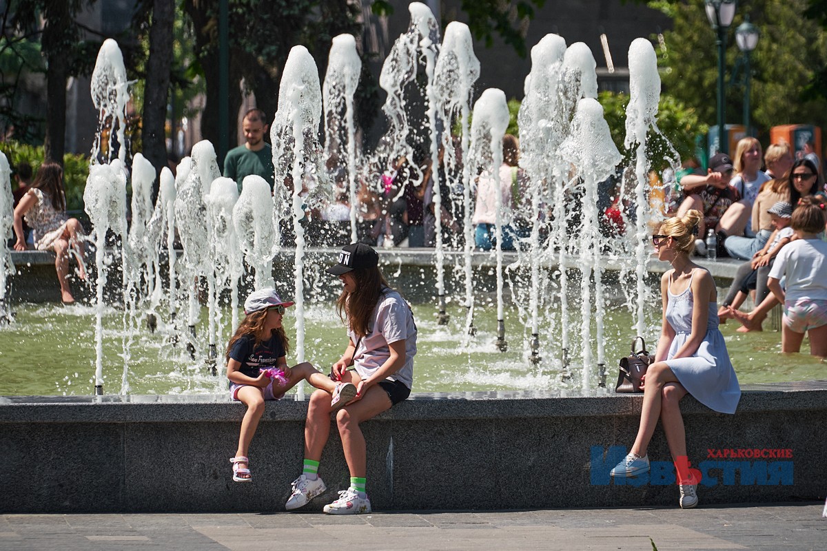 В саду Шевченко включили фонтан.