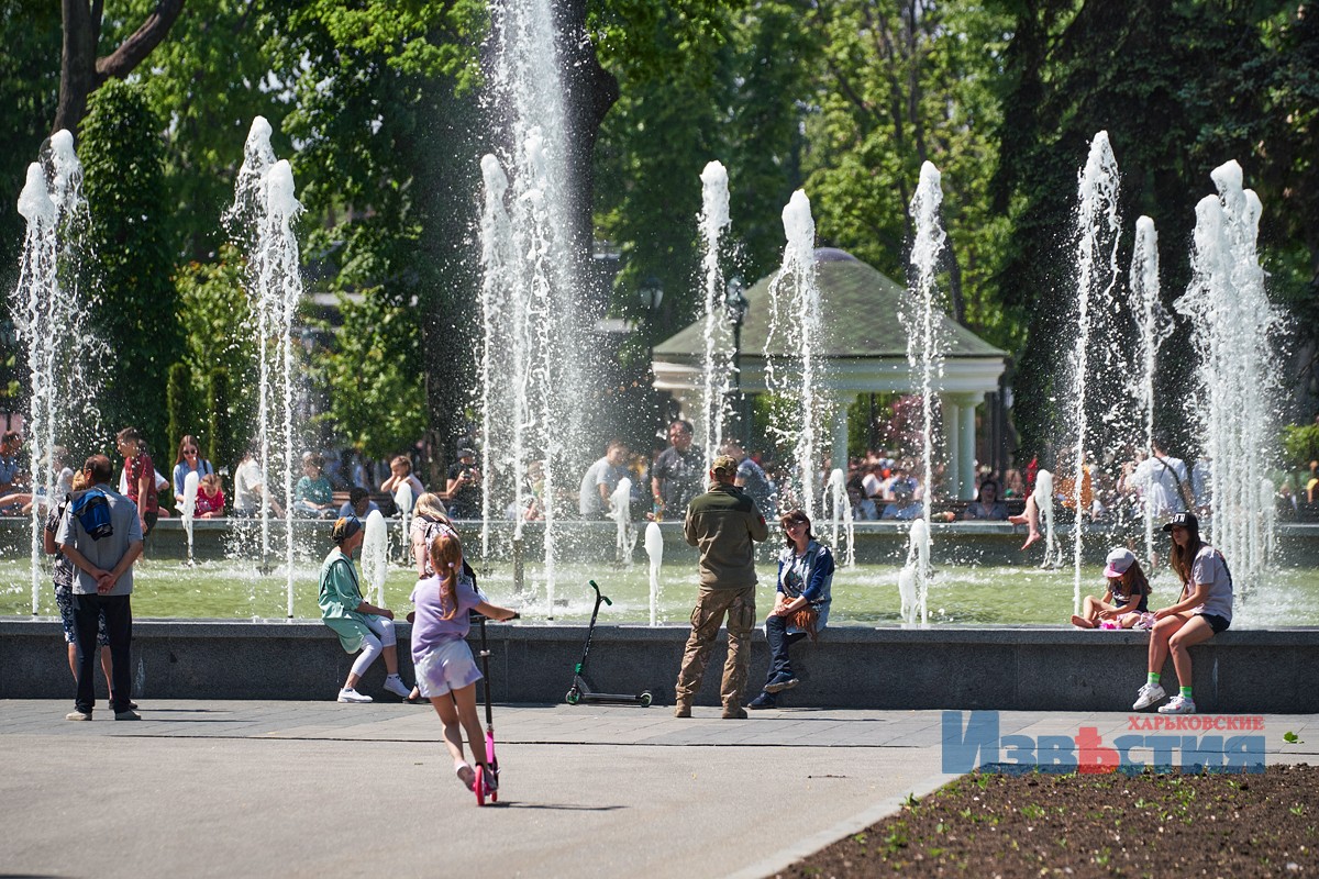 В саду Шевченко включили фонтан.