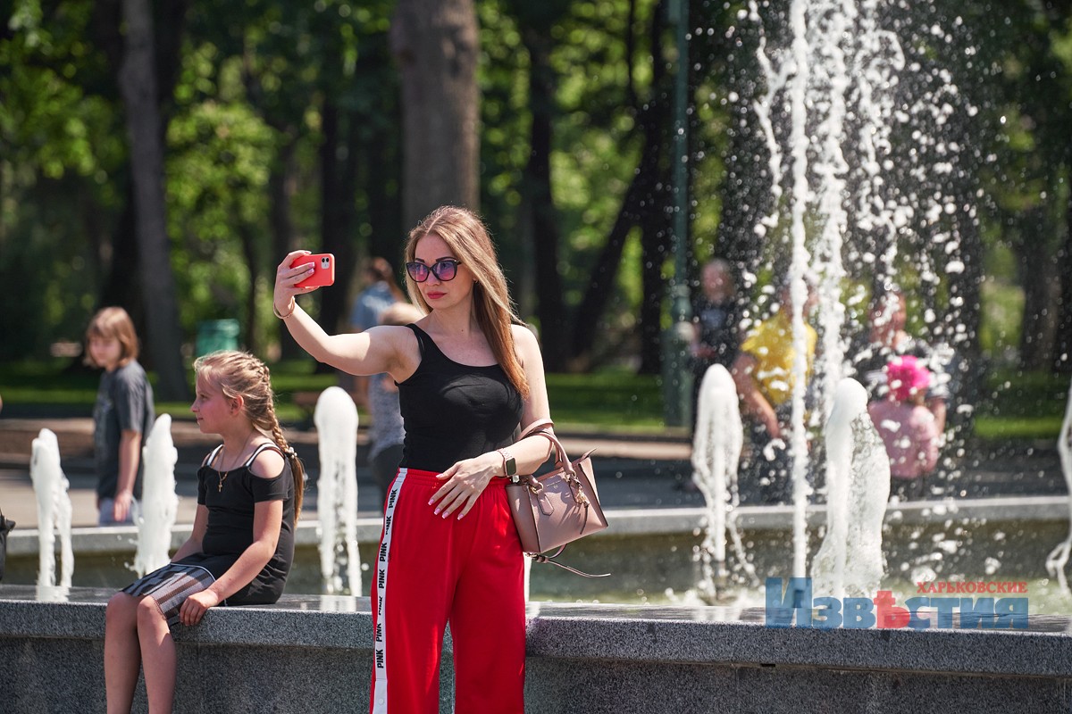 В саду Шевченко включили фонтан.
