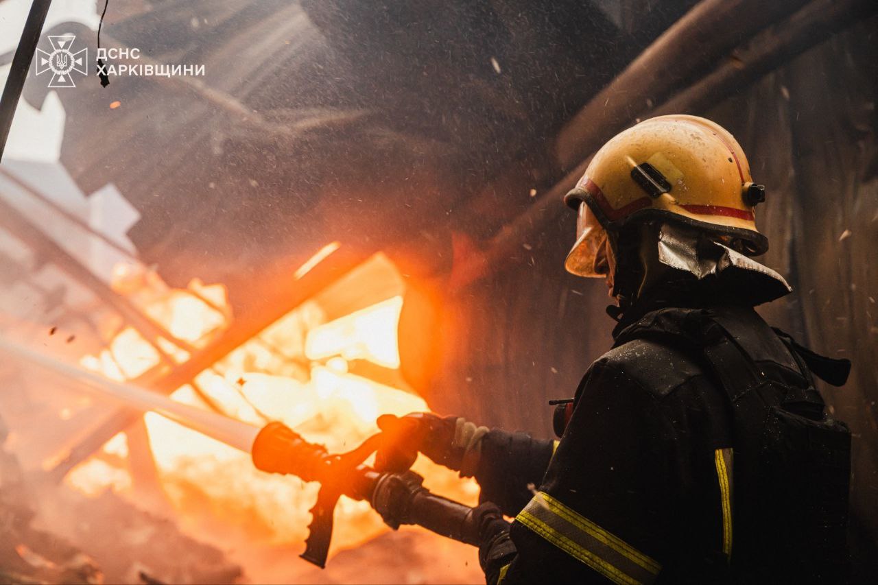 РФ нанесла ракетный удар по складам табачной фабрике под Харьковом.