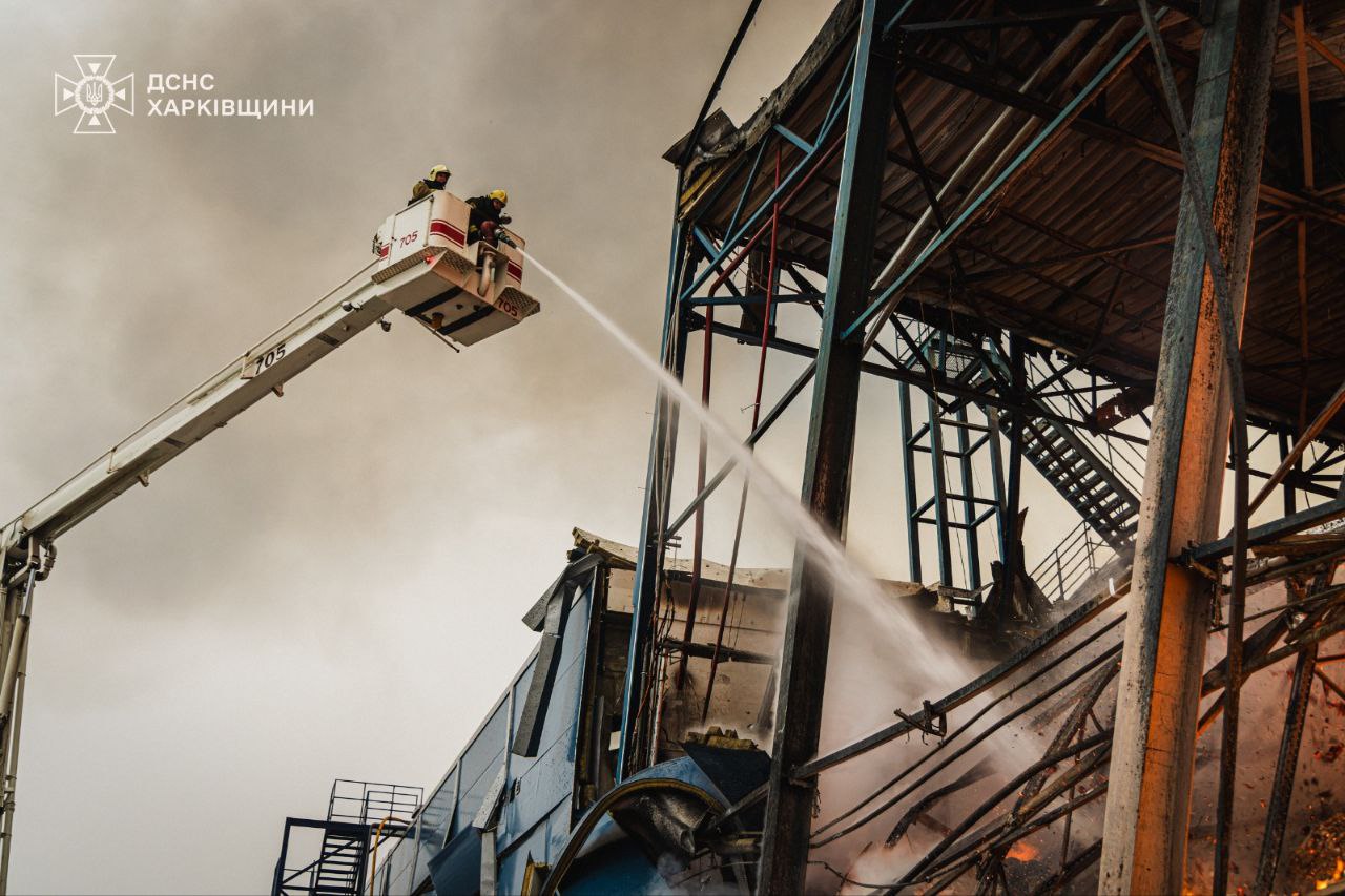 РФ нанесла ракетный удар по складам табачной фабрике под Харьковом.