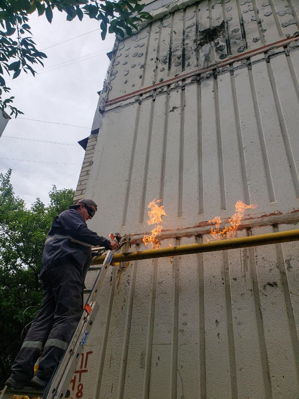 Заварили сотні отворів: на Салтівці усунули аварійний витік газу.