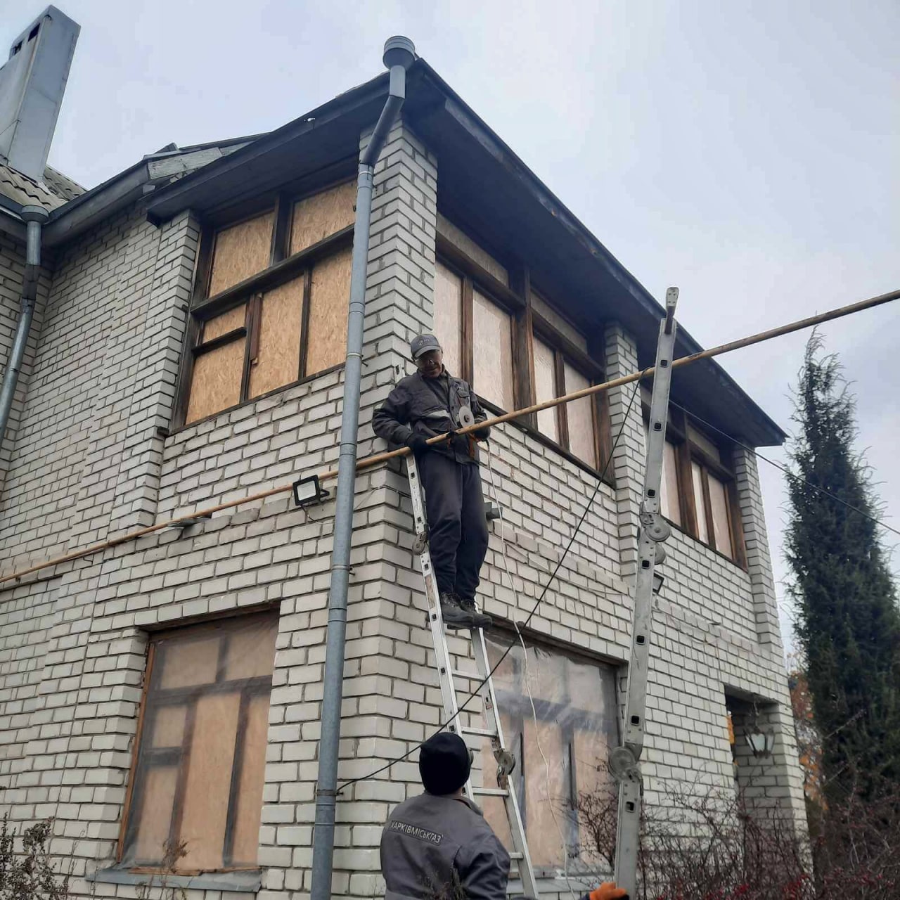 В Харькове газовщики восстанавливают газопроводы на улицах, где проходила линия обороны.