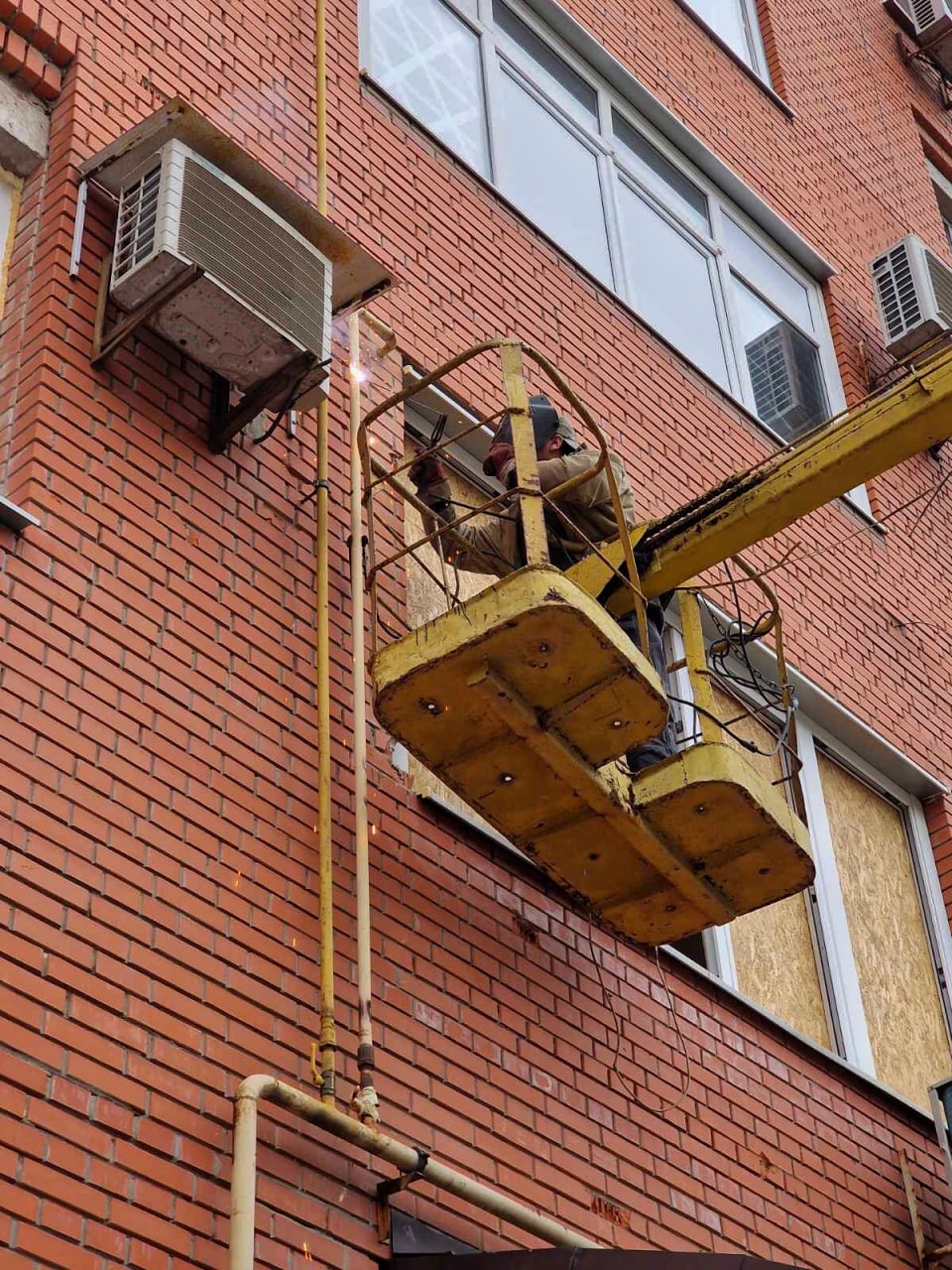 В Харькове газовщики восстанавливают газопроводы на улицах, где проходила линия обороны.